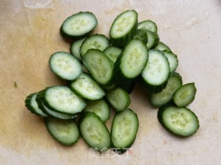 荷兰黄瓜炒鸡蛋步骤2