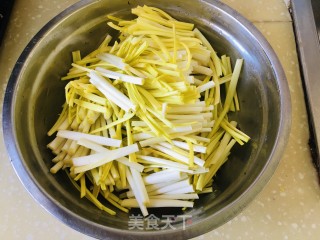 蒜黄炒肉丝步骤2
