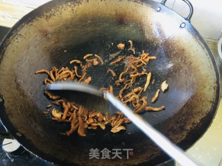 蒜黄炒肉丝步骤4