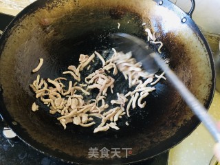 蒜黄炒肉丝步骤3