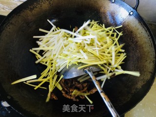 蒜黄炒肉丝步骤5