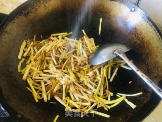 蒜黄炒肉丝步骤6