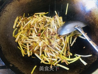 蒜黄炒肉丝步骤7
