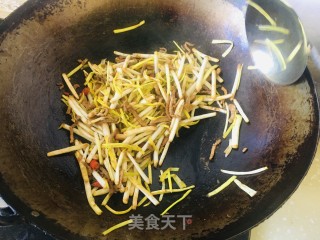 蒜黄炒肉丝步骤8