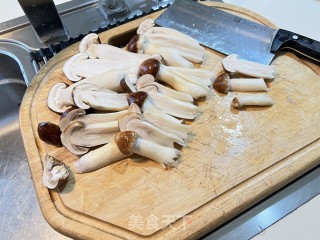 赤松茸炒腊肉步骤2