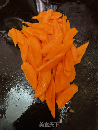胡萝卜炒五花肉步骤2
