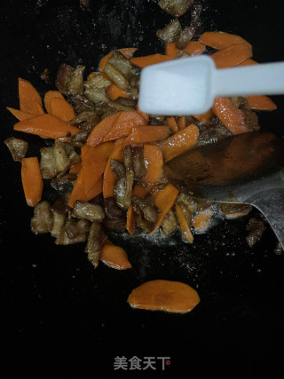 胡萝卜炒五花肉步骤7