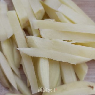 干锅肥肠虾步骤1