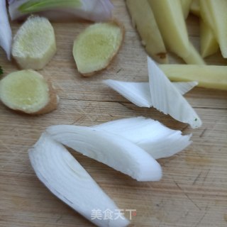 干锅肥肠虾步骤2