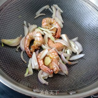 干锅肥肠虾步骤11