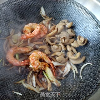 干锅肥肠虾步骤15