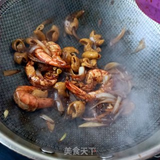 干锅肥肠虾步骤16