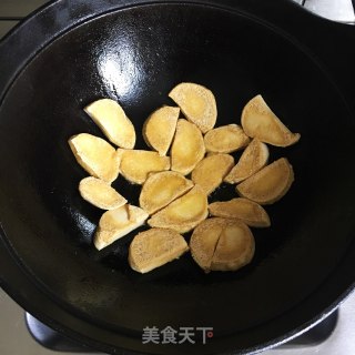 五花肉烧素鸡步骤1