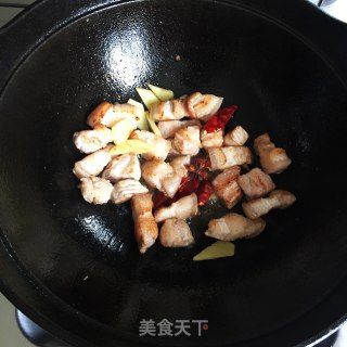 五花肉烧素鸡步骤3