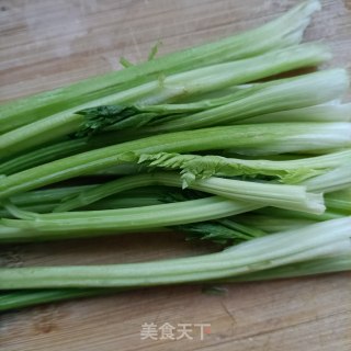 “快手小炒”回锅肉炒芹菜步骤1