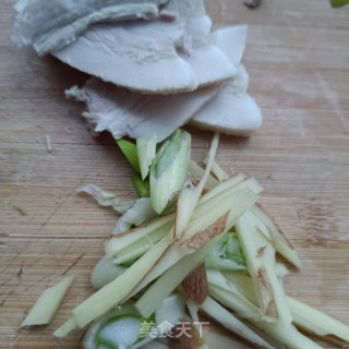 “快手小炒”回锅肉炒芹菜步骤3