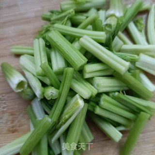 “快手小炒”回锅肉炒芹菜步骤2