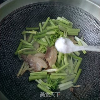 “快手小炒”回锅肉炒芹菜步骤8