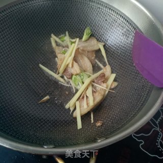 “快手小炒”回锅肉炒芹菜步骤7