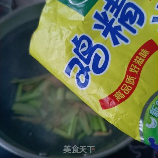 “快手小炒”回锅肉炒芹菜步骤9