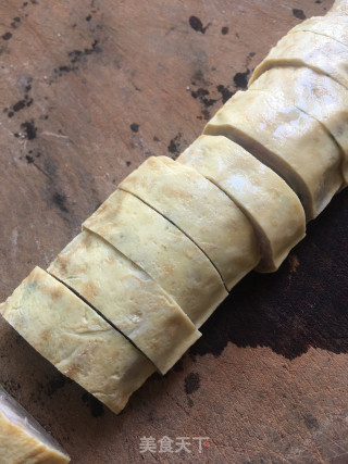 鲮鱼蛋卷炒洋葱步骤1
