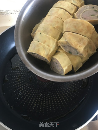 鲮鱼蛋卷炒洋葱步骤3