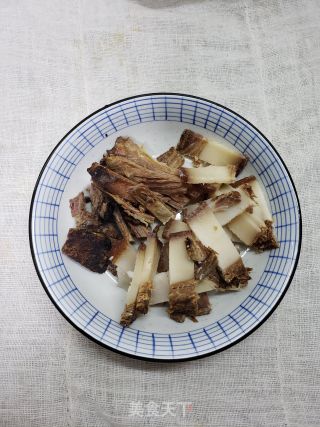 藤椒蒜苗炒腊肉步骤1