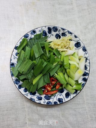 藤椒蒜苗炒腊肉步骤2