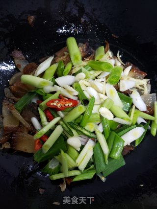 藤椒蒜苗炒腊肉步骤6