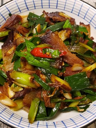 藤椒蒜苗炒腊肉步骤11
