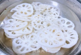 #快手小炒#荷兰豆藕片木耳胡萝卜炒虾仁步骤3