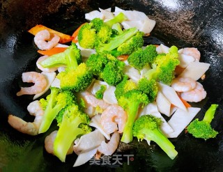 #快手小炒#西兰花杏鲍菇木耳炒虾仁步骤8