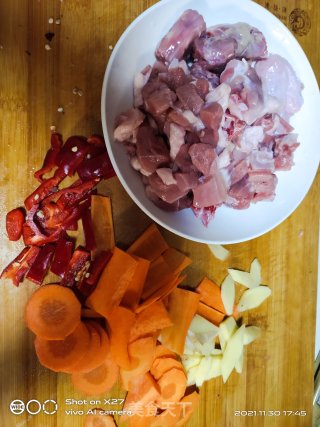 胡萝卜烧鸭肉步骤1