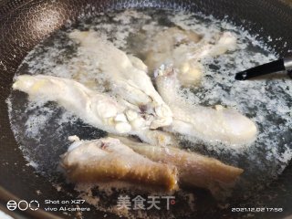 胡萝卜白菜梗炒鸡步骤2
