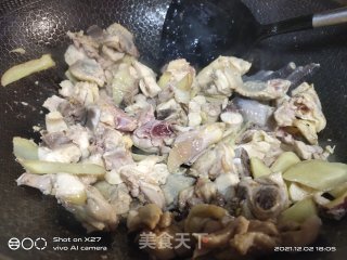 胡萝卜白菜梗炒鸡步骤5