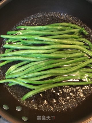 鲜香下饭梅菜肉酱炒豆角步骤2