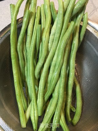 鲜香下饭梅菜肉酱炒豆角步骤1