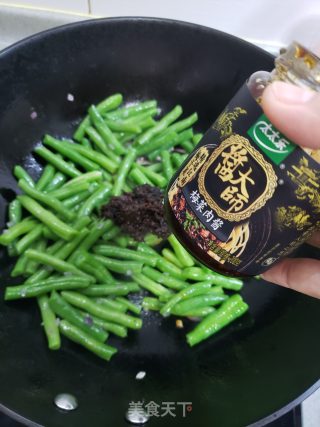 鲜香下饭梅菜肉酱炒豆角步骤5