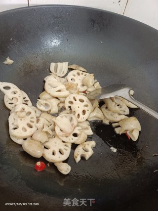 肥肠炒莲藕步骤2