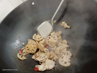 肥肠炒莲藕步骤3