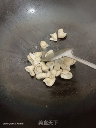 肥肠炒莲藕步骤1