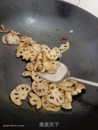 肥肠炒莲藕步骤4