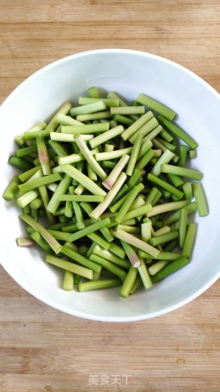 蒜苔豆片炒肉丝步骤1