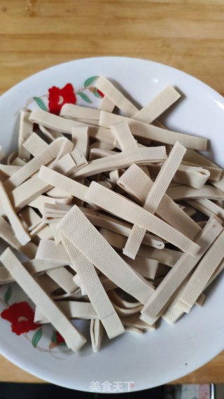 蒜苔豆片炒肉丝步骤2