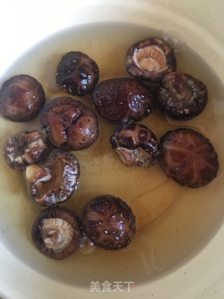 花菇焖鸡步骤1 花菇焖鸡步骤1