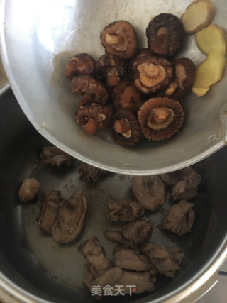 花菇焖鸡步骤5 花菇焖鸡步骤5