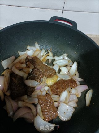 洋葱炒牛排步骤7