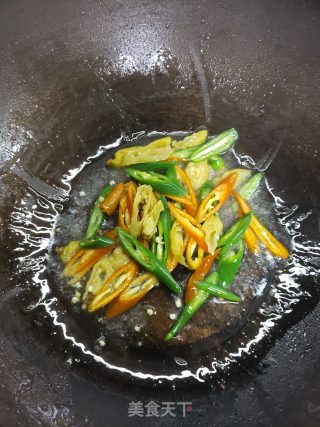 香辣过瘾椒香泡藕尖炒腊肠步骤6