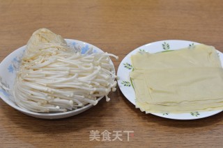 金针菇豆皮卷步骤1
