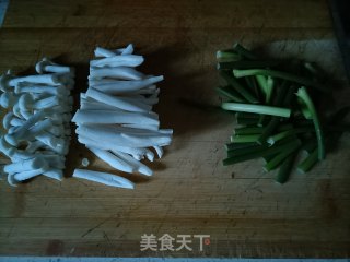 蒜苔白玉菇炒鸡蛋步骤1